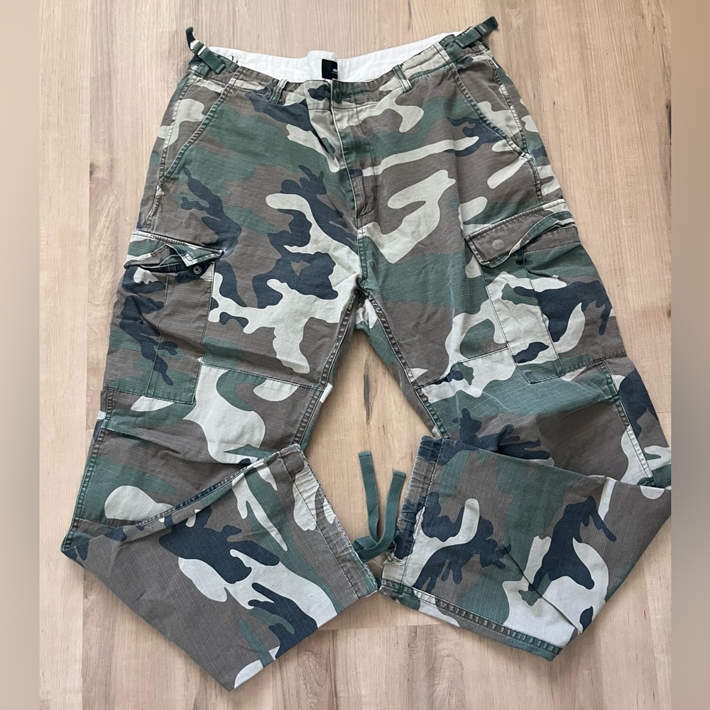 Mens OBEY camouflage cargo pants. Size W36.